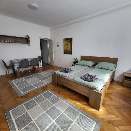 Downtown Studio Apartman Pécs Exterior foto
