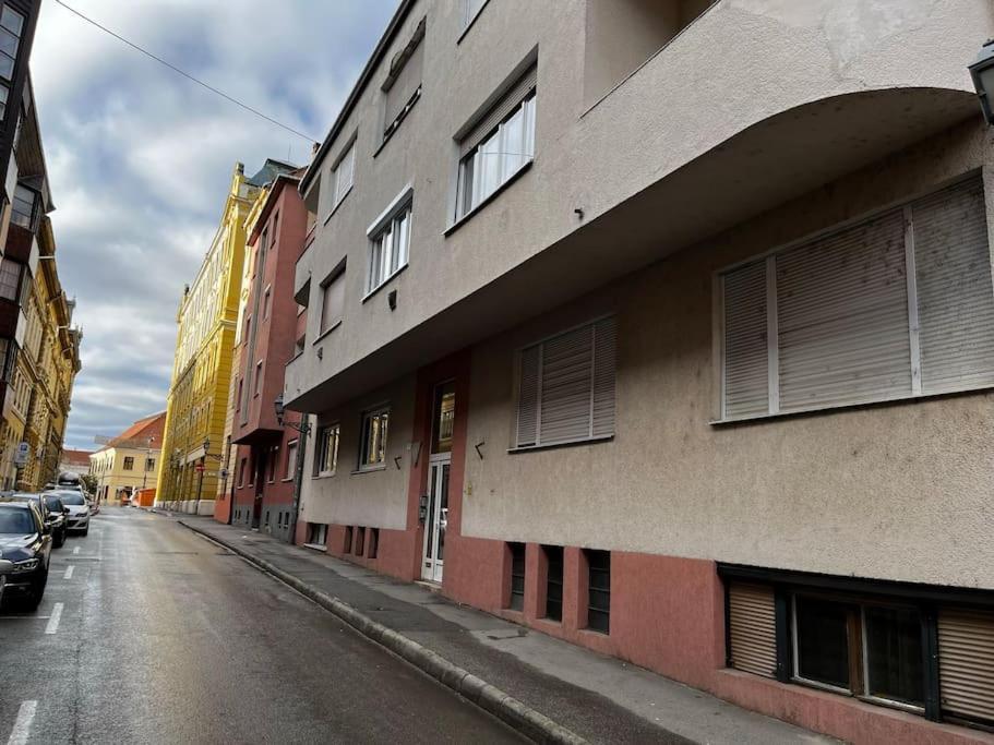 Downtown Studio Apartman Pécs Exterior foto